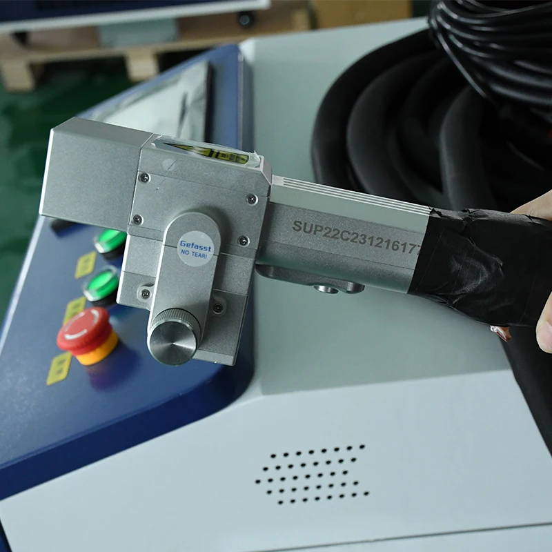Industrial Laser Rust Remover - SUP22C ハンドヘルドレーザー洗浄ヘッド 新型3000W 金属酸化物除去機 ホテルや産業向け