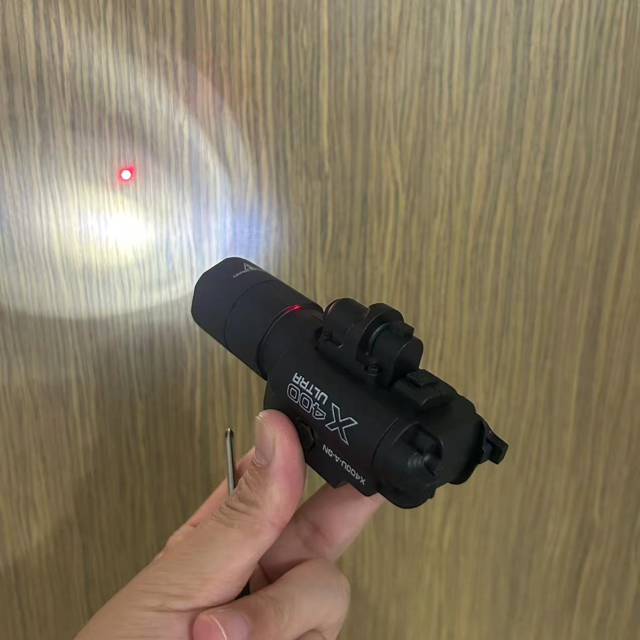 X400U 戦術用赤外線レーザー懐中電灯ナイロンレールマウン - Industrial Laser Gun のレビューと価格